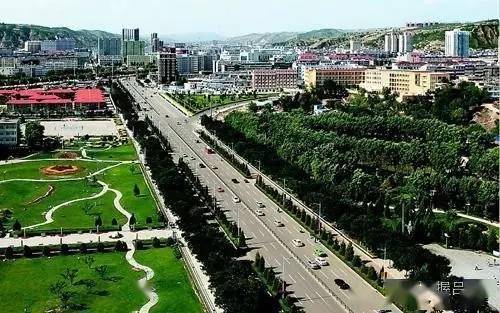 吕梁胜景,烟波古木间,墨客挥毫情